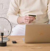 Client utilisant le modèle Payfac sur son ordinateur portable